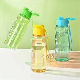 Tazas 600 ml botella de agua de plástico taza deportiva portátil con cuerda antigota contenedor al aire libre lindo estudiante pareja taza regalo 230825