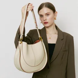 Kvällspåsar 2023 Lager Cowhide Crossbody Bag Niche Light Luxury Women's Design Single Shoulder Sadel Real Leather B