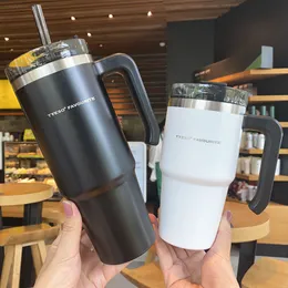 Vattenflaskor 30oz 20oz bärbart handtag rostfritt stål Thermos Cup för kaffetumare med halmflaska ölmugg taza termica cafe 230825