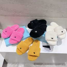 Shearling Slaytlar Peluş Terlik Sandal Tasarımcı Kış Yün Slayt Kadın Sandalet Sıcak Konfor Süet Sandalet Ayakkabı Lüks Üçgen Terlik