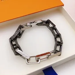 Markendesigner Herren-Armband-Halsketten-Set. Hochwertiges Lederarmband mit Schnalle aus Legierung für Mann und Frau als Geschenk. Mit Box