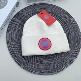 Designer-Wollmütze, Beanie-Mütze, rotes Logo, Modetrend, warme Strickmütze, modisches rotes Logo, hochwertige Produkte