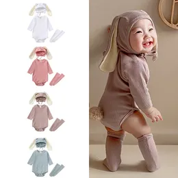 Kläderuppsättningar Bunny Baby Girl Boys Romper Clothes Hat Socks 3 Pieces Set för Born Rabbit Ear Cotton Solid Ribbed Spädbarn Bodysuit Costumes 230825