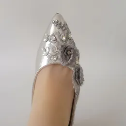 Scarpe da ballo per feste di nozze da sposa con fiori in pizzo realizzati a mano Bellissime scarpe da damigella d'onore Scarpe da donna taglia EU35-43