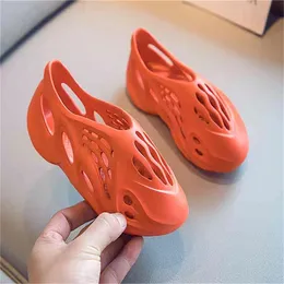 Sandálias de designer meninos meninas moda luxo slider praia verão chinelo bebê criança pequena grande crianças deslizamento-on sneaker crianças leve fechado toe sapatos