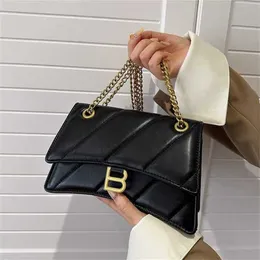 22% rabatt på väskan 2024 Ny lanseringsdesigner Handväska Hand Rhombus Sykedja Underarm Trend Women's Solid Color Foreign Pu Messenger Women