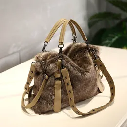 Sacs de soirée Sacs à bandoulière en fausse fourrure pour femmes hiver sac de messager en peluche sac à main de luxe et sac à main mode cartables chauds embrayage 230826