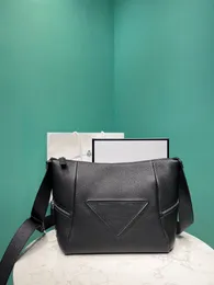 2023 Yeni Erkekler Crossbody Çanta Yumuşak Cowhide High-High-Citity Omuz Çantası Her şeyin genel tasarımı ve basit kapasite çok dolu 2VH165