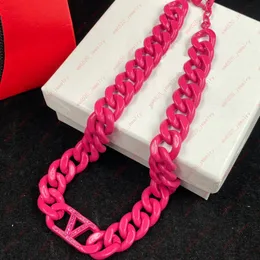 Colar de corrente robusta com letras em vermelho rosa, joias de grife Tendências de design de luxo Acessórios femininos legais, tendências de hip hop, festas, presentes de Dia dos Namorados