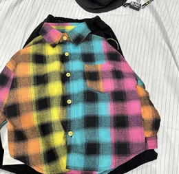 2023秋の男の子レインボー格子縞のシャツキッズラペルシングル胸長い袖カラフルな格子カジュアルトップ