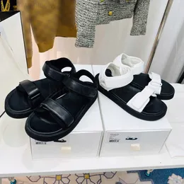 The Row Shoes New Summer 2023 Ladies Roman Casual Shoes Designer clássico de couro de moda One tira