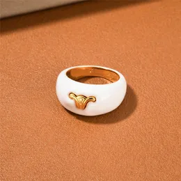 Złotym wytłoczonym białym pierścieniu emalii amerykański zaawansowany lekki luksus i prostota Moda Temperament Ucha kolczyki dla kobiet