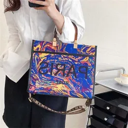 13% rabatt påse 2024 Ny lanseringsdesigner handbagadvanced sense tote ny tryckt stjärnhimmel graffiti stor kapacitet trendig crossbody