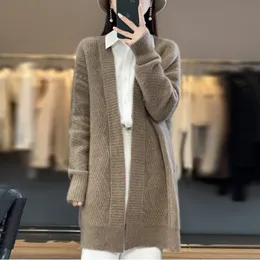 Maglione da donna lavorato a maglia di media lunghezza con scollo a V per donna Autunno Inverno Versione coreana Cardigan in maglia spessa e stile pigro 100% lana 230828