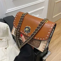 Luxury Handbag Camellia Chain Bag Ny mode mångsidig crossbody -nit med struktur en axel underarm liten kvadrat 65% rabatt på butiksförsäljning