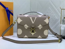 2023 Designer axelväska lyxiga kvinnor handväskor pochette totes toppkvalitet präglade blommor bokstav empreinte meddelanden väskor damer mode crossbody plånböcker