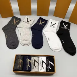 Designer-Socken für Herren und Damen, 5 Paar atmungsaktive Baumwolle-Socken, luxuriöse Stickerei, Sport, Winter, mit Buchstaben, bedruckt, für Herren und Damen, Unisex-Strumpf mit Geschenkbox