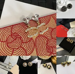 2023 Nova Moda Designers de Luxo 18K Banhado a Ouro Charm Stud Brincos de Material de Latão de Alta Qualidade Configuração de Diamante Mulheres Acessórios de Joias de Casamento Presente de Natal