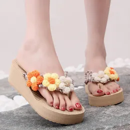 Тапочки клинья для женщин 2023 летние кусочки платформы на каблуках сандалии женщина светлые толстые цветочные пляжные шлепанцы