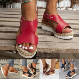 Side Hollow Leather Sandals غير رسمية مسطحة Rome Shoes Summer Fashion Ladies مريحة للنساء 8062