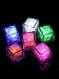 LED Ice Cubes Glowing Party Ball Neon luminoso Festival di nozze Ornamento di Natale Flash Light Bar Forniture per bicchiere di vino HKD230829