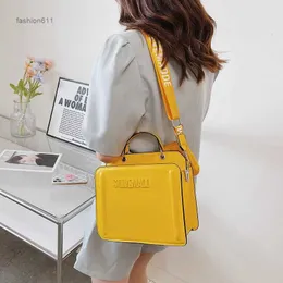 حقائب مستحضرات التجميل 2023 New Madden Bags Fashion Women Hand Letter Propealtile Counter Counter Poundes Ladies Handbags Designers