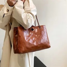 Exquisite Evening Bags Large Capacity Commuting Tote Bag Trendy Brand Women's Lingge Chain Winter High-end Feeling Bag 230828