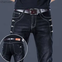 Elegante nero di lusso da uomo coreano streetwear punk moda confortevole jeans elasticizzati slim fit gamba dritta pantaloni casual in denim HKD230829