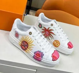 Sapatos femininos brancos coloridos yk time out tênis yayoi kusama rostos impressos treinador de couro de bezerro gravado ilhós padrão monogramas flores