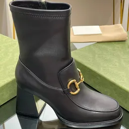 Stivali da donna neri Horsebit Fibbia in metallo Finiture in pelle robusta Cerniera laterale Stivaletti con tacco gattino Stivali da pilota con tacco grosso di design di lusso002