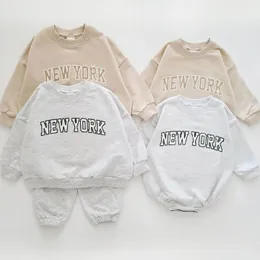 Set di abbigliamento INS Bambini Ragazzi York Felpa Jogger Pantaloni Set Autunno Neonate Vestiti Bambino Felpa con cappuccio e 2 pezzi Completo 230830