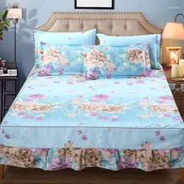Юбка для кровати с цветочным покрытием.