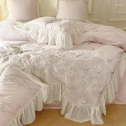 寝具セットライトピンクピンクの贅沢なローズ刺繍結婚式セット1400TCエジプトの綿レースフリル布団カバーベッドシート枕カバー