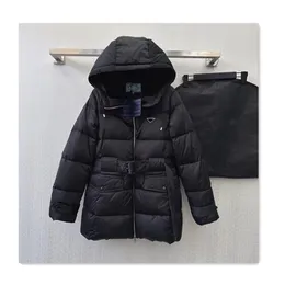 Piumino di design da donna di lusso cappotto da donna invernale cintura di media lunghezza triangolo logo con cappuccio piumino di cotone nero moda versatile caldo casual fit parka da donna