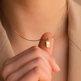 Крошечная квадратная первичная буква ожерелья для женщин Золотая из нержавеющей стали гравировать