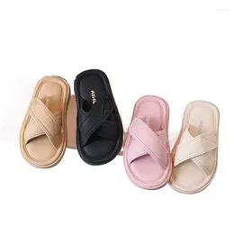 Slipper 2023 Summer Barns korsband sandaler och tofflor för pojkar flickor baby bär hemma utomlands fritids komfort