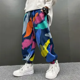 Spodnie dżinsy dla chłopców 2023 Wiosna jesienna luźne spodni mankietowe kolorowe graffiti drukowanie elastyczna talia modna 5 -latka 230830