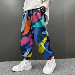 Pantaloni Ragazzi Jeans 2023 Primavera Autunno Pantaloni larghi con risvolto causale Graffiti colorati Stampa Elastico in vita Alla moda 5 12 anni 230830