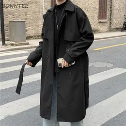 Mäns avslappnade skjortor Trench Men Designfickor Solid dubbelbröst överdimensionerade fritid tonåringar Långa rockar Sashes Stylish Outwear Hombre Korean Style BF 230829