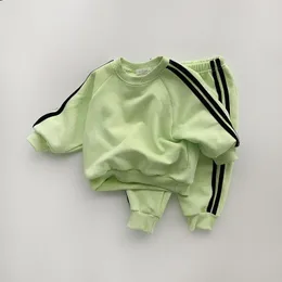 Kläder sätter babykläder 2023 Stripe Sports Suit Spring 0-4 år gamla pojkar och flickor Lossa enkel fast färgtröja Leisure Tvådelar