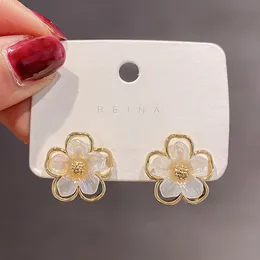 S925 Gümüş İğne Kore Yüksek Duygusu Çiçek Küpeleri Her Tür Mizaç Maçı Şık ve Basit Petal Studs ve Küpe