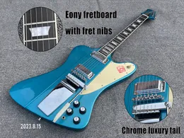 E-Gitarre in Metallic-Blau mit verbundenem Ebenholzgriffbrett mit Bundfedern, Chromteilen, cremefarbenem Schlagbrett, langem Schwanz und Mini-HH-Tonabnehmern am Arm