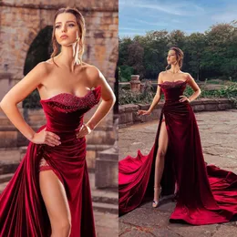 Splendidi abiti da ballo in velluto rosso con perline a sirena abiti da sera convenzionali con spacco laterale abito da festa da donna robe de soiree