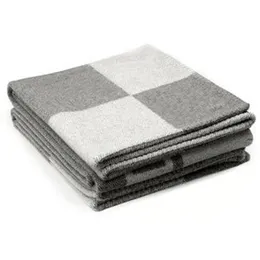 Coperte invernali Designer Tappeto Divano di lusso Coperta per bambini Sciarpa Portatile Cashmere Lana Decorazioni per la casa Plaid Arancione Lettera Scialle Uomo Lady Finto Dhaju