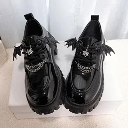 Klädskor metallkedja plattform lolita gothic skor kvinna vår college stil patent läder pumpar kvinnor japan skol uniform skor 230830