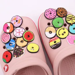 الجملة 100pcs PVC Donuts Donuts Food Sandals Buckle Sharms Charms Boys Girls Decorations for Button Clog Backpack