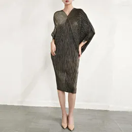 Casual Dresses Women Dress Autumn 2023 High Quality V-Neck Batwing Sleeves Stretch Miyake Pleated Solid Color Midi