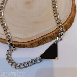 Klassisk silverpläterad hänge halsband designers kvinnor chunky elegant klassisk triangel tagg svarta kubanska kedjor för män lyxdesigner halsband zb011 e23