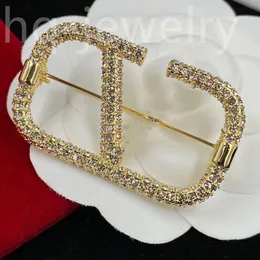 Luksusowe kobiety mężczyźni projektant marki list broszki 18K pozłacane wkładka kryształ Rhinestone biżuteria broszka urok perła Pin Marry Christmas Party prezent Accessorie12