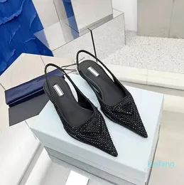 Дизайнерские обуви для женских туфлей для женских туфельполдных тапочек высочайшего качества ленивая обувь AF1 пенопластовые бегуны высокие каблуки 2022 Новая треугольная пряжка.